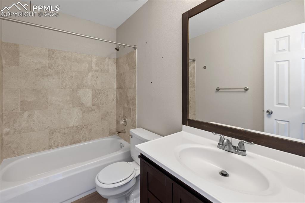 Image 33 of 50: Bedroom