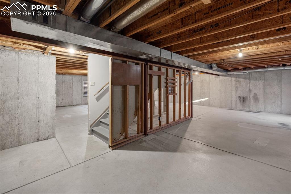 Image 34 of 50: Bedroom