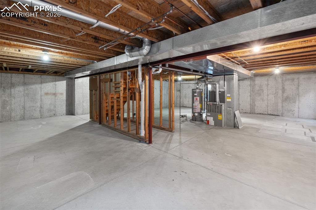 Image 35 of 50: Bedroom