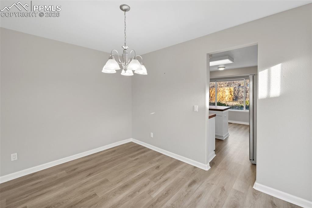 Image 7 of 50: Living Room