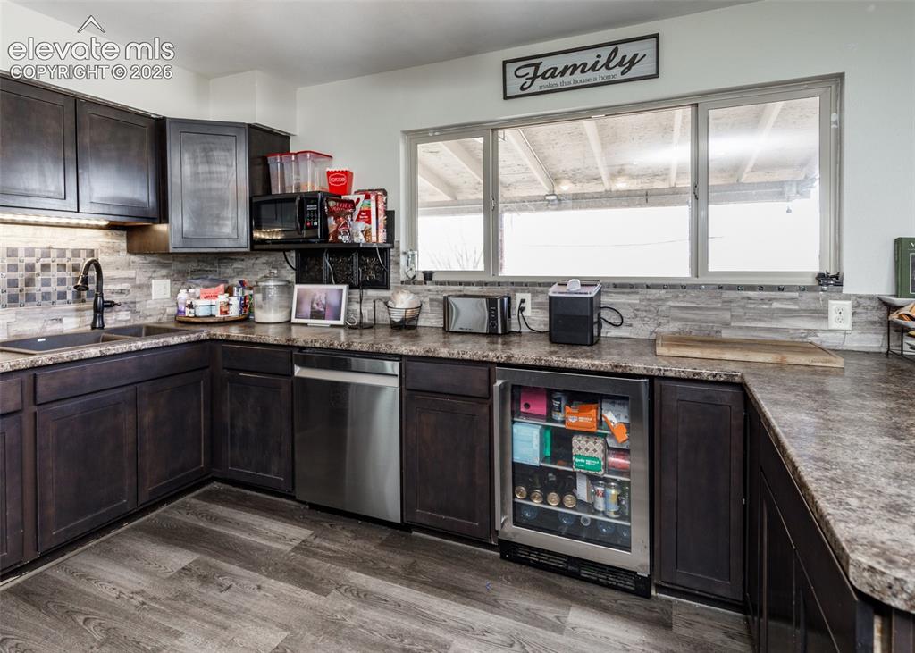 Image 10 of 50: Kitchen