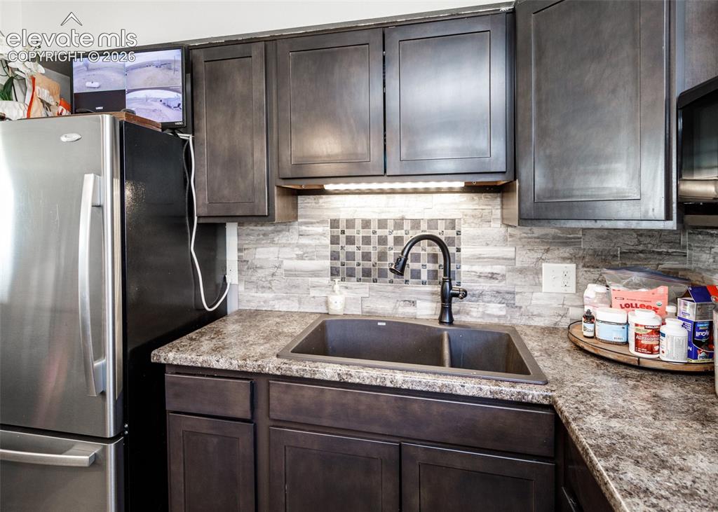 Image 12 of 50: Kitchen