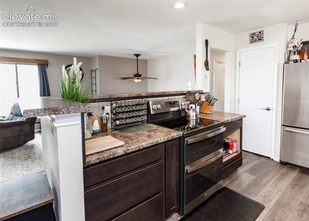 Image 8 of 50: Kitchen