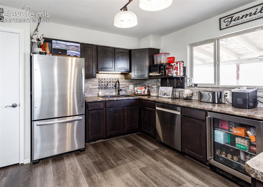 Image 9 of 50: Kitchen