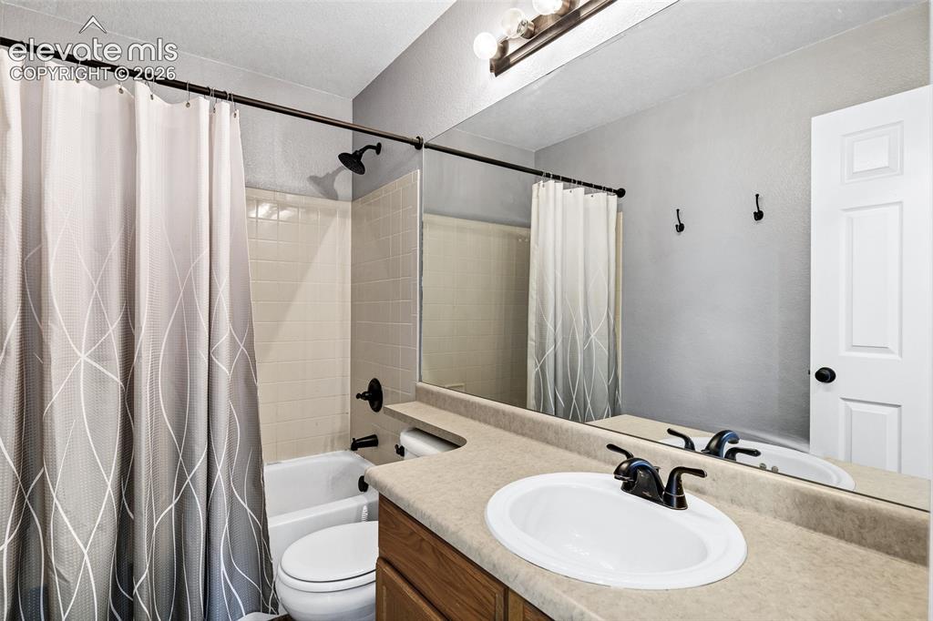 Image 18 of 29: Bathroom