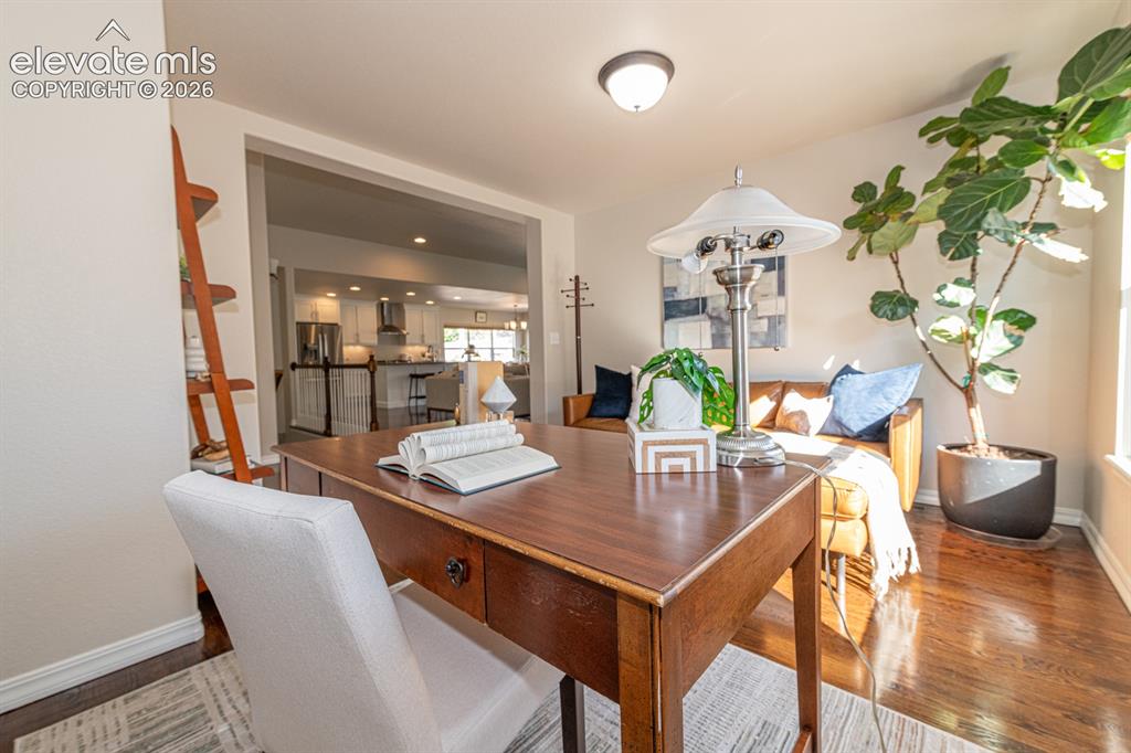 Image 14 of 48: Dining Area