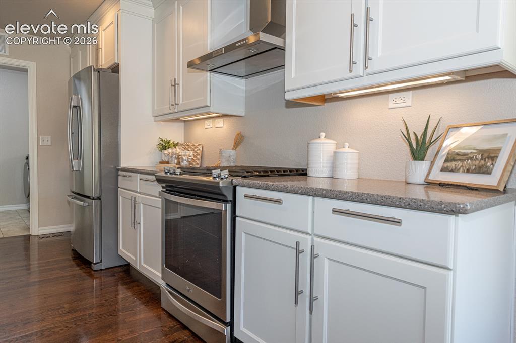 Image 4 of 48: Kitchen