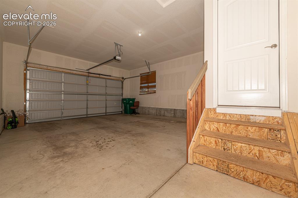 Image 44 of 48: Garage