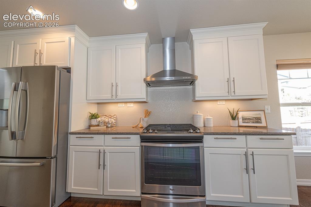 Image 5 of 48: Kitchen