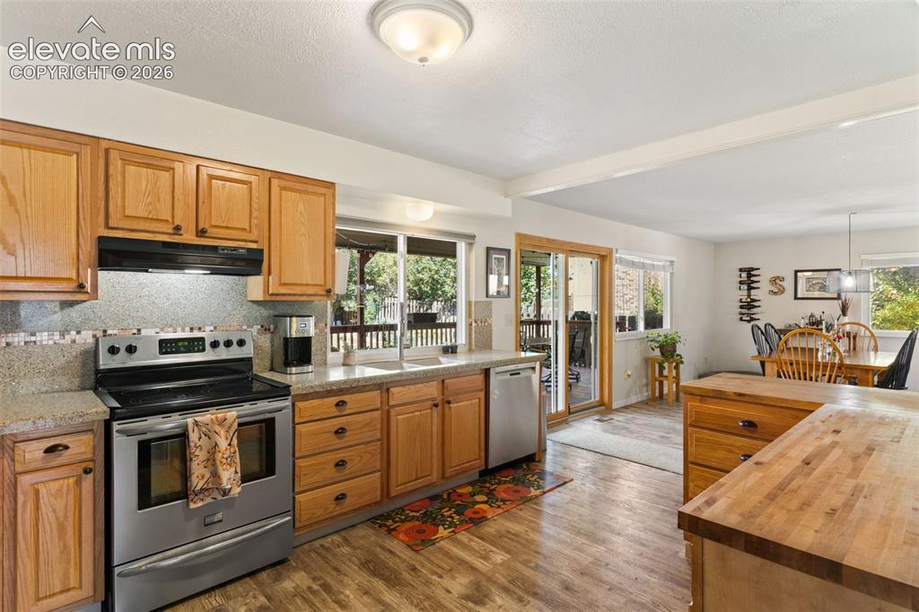 Image 10 of 43: Kitchen