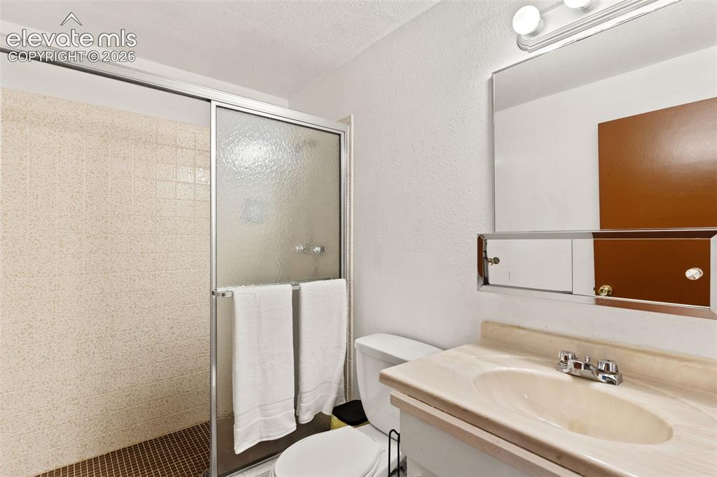 Image 33 of 43: Bathroom