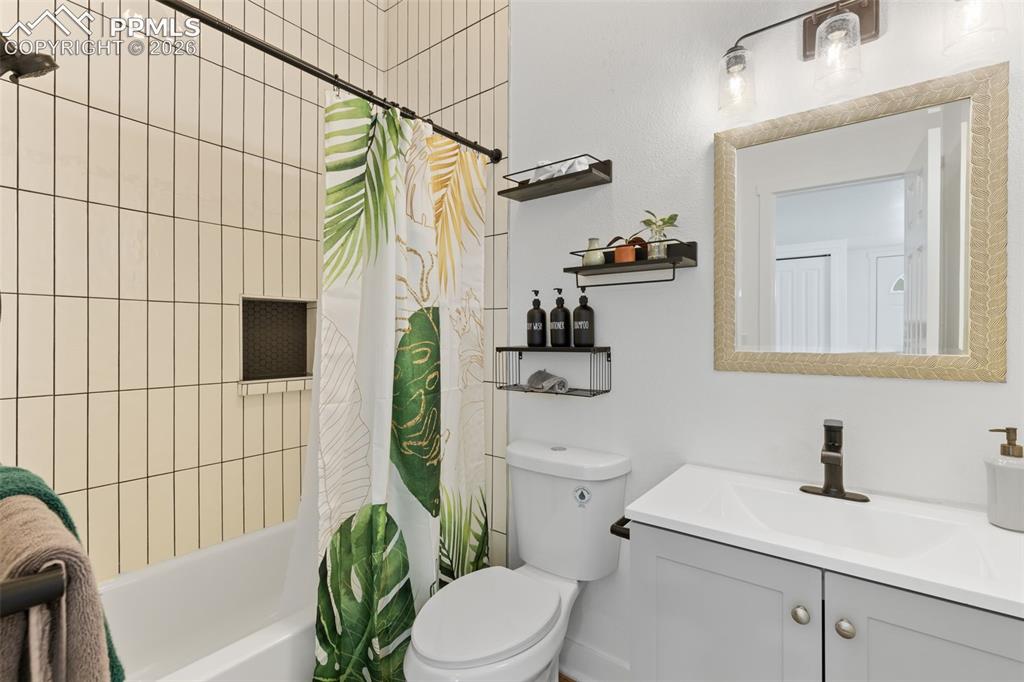Image 11 of 38: Bathroom