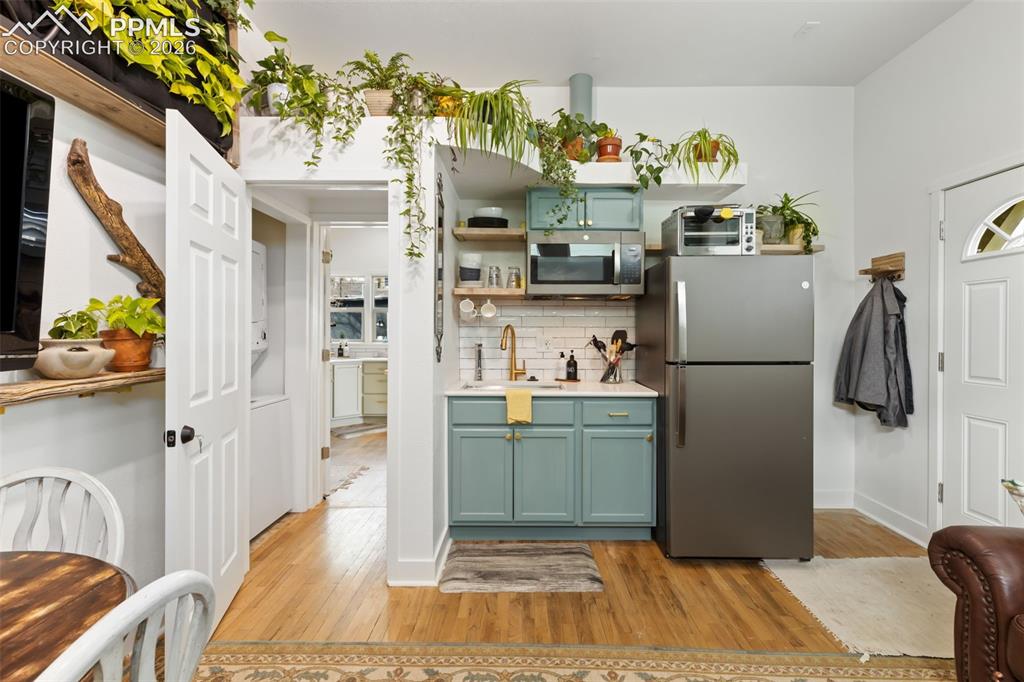 Image 15 of 38: Kitchen