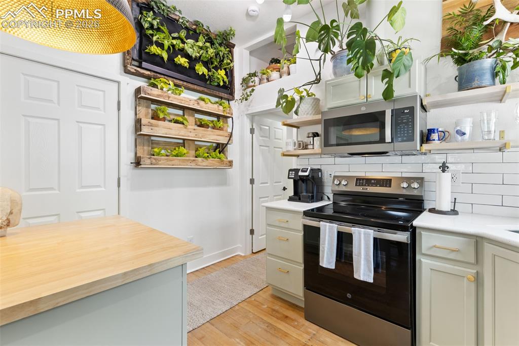 Image 16 of 38: Kitchen