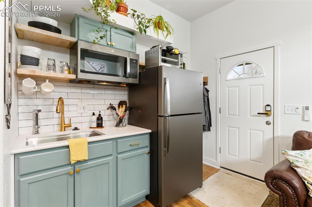 Image 17 of 38: Kitchen