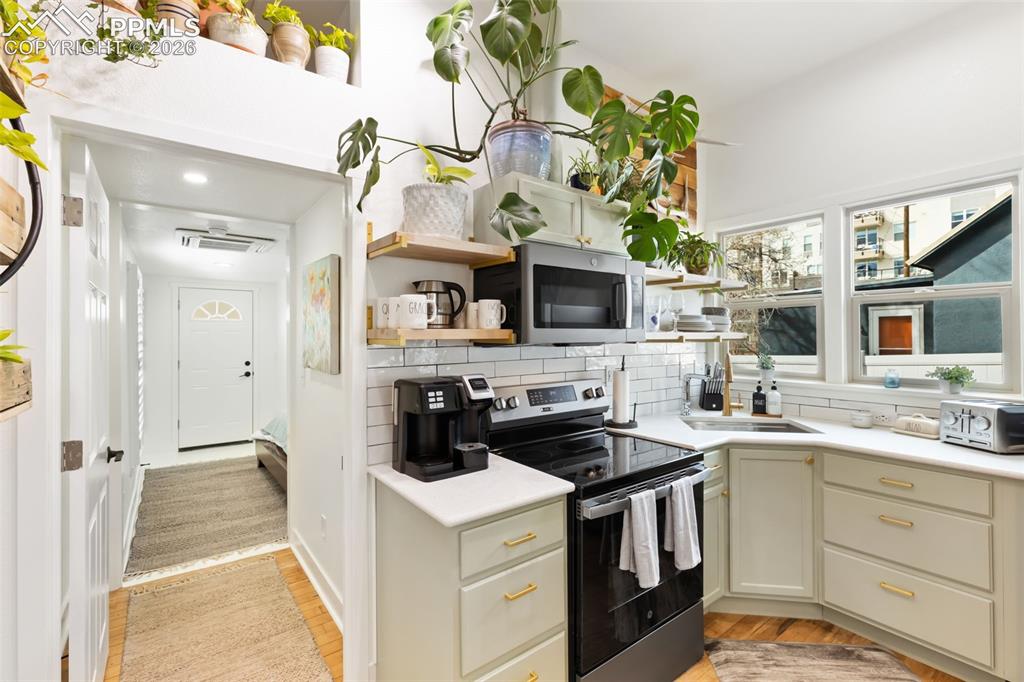 Image 7 of 38: Kitchen
