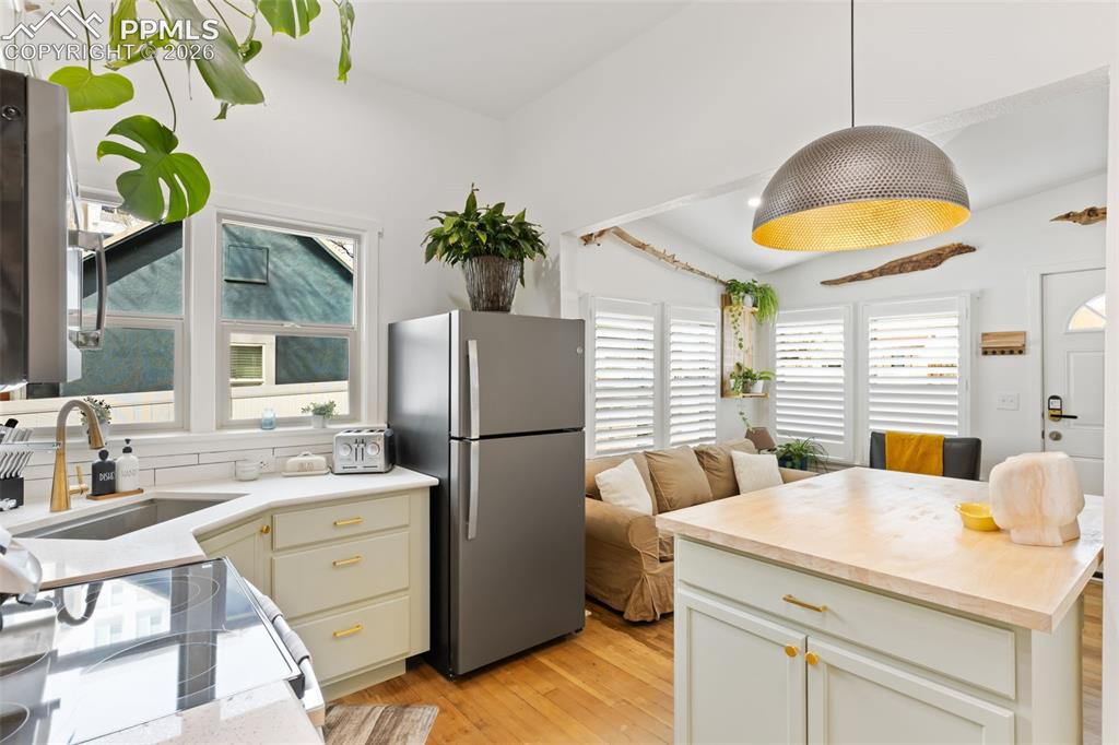 Image 8 of 38: Kitchen