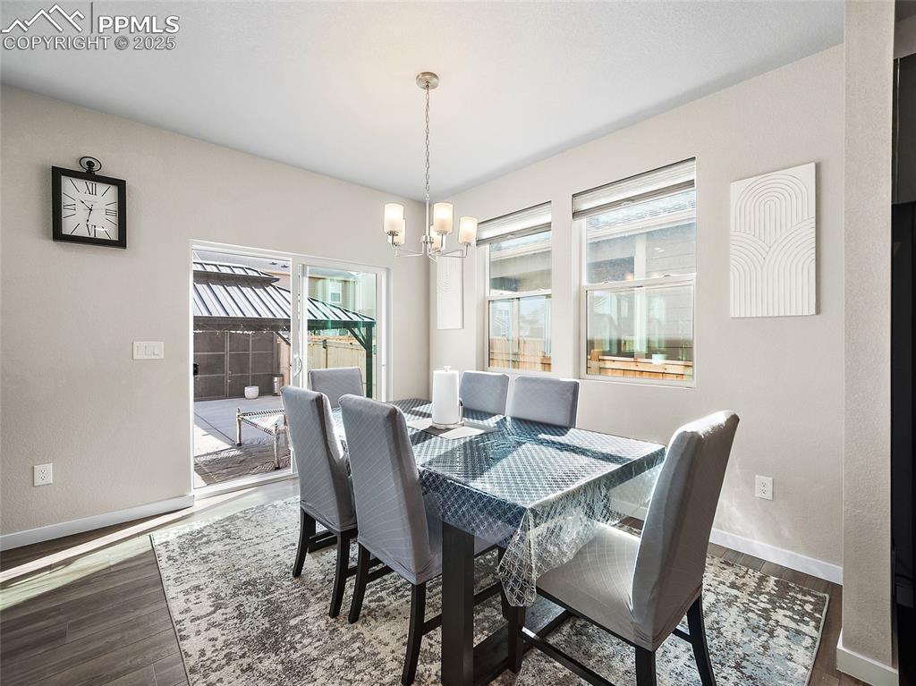 Image 10 of 50: Dining Area