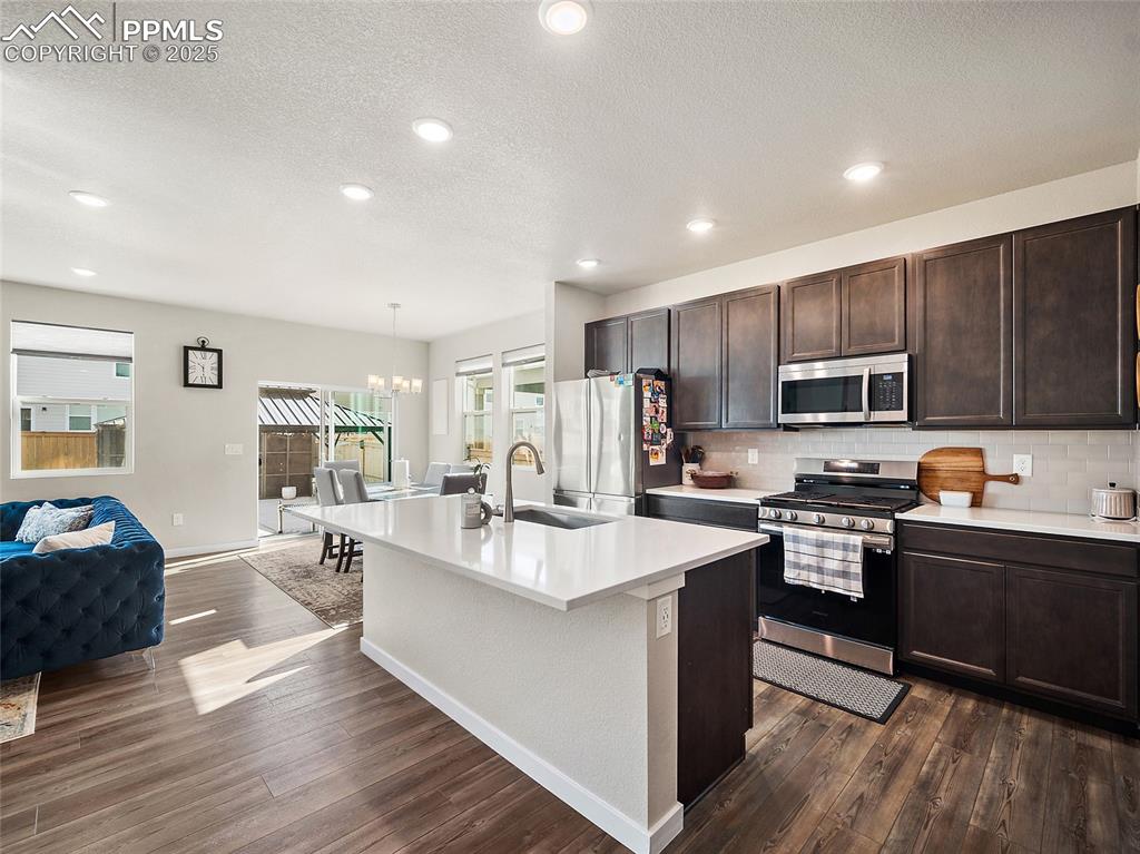 Image 14 of 50: Kitchen