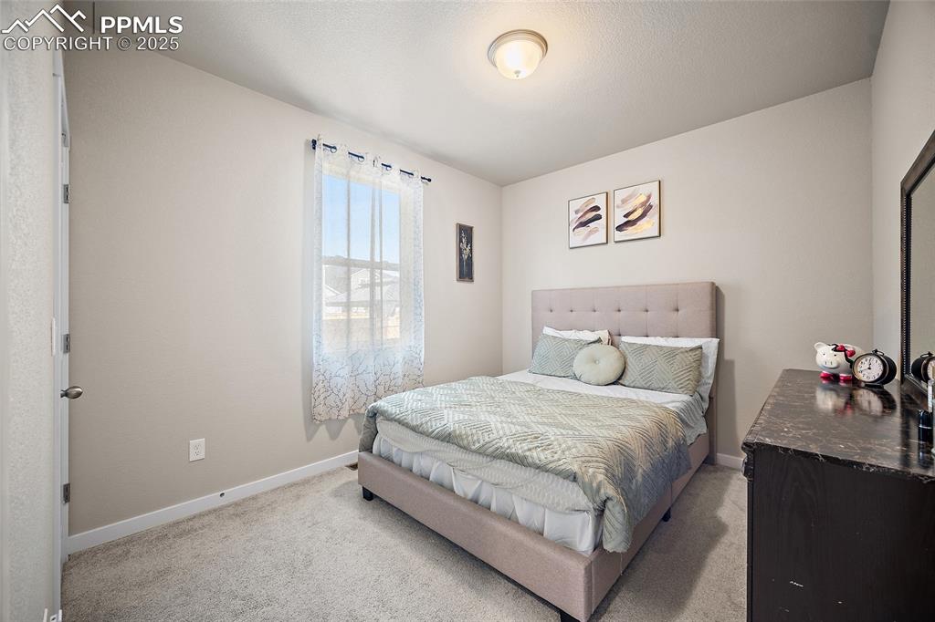 Image 18 of 50: Bedroom