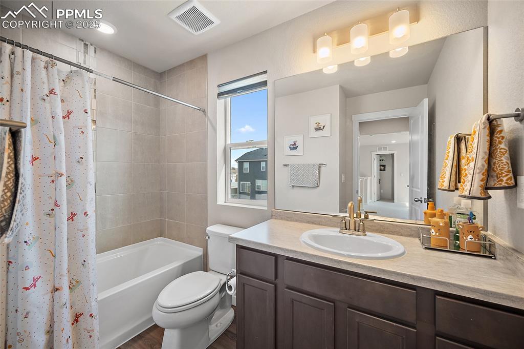 Image 29 of 50: Bathroom