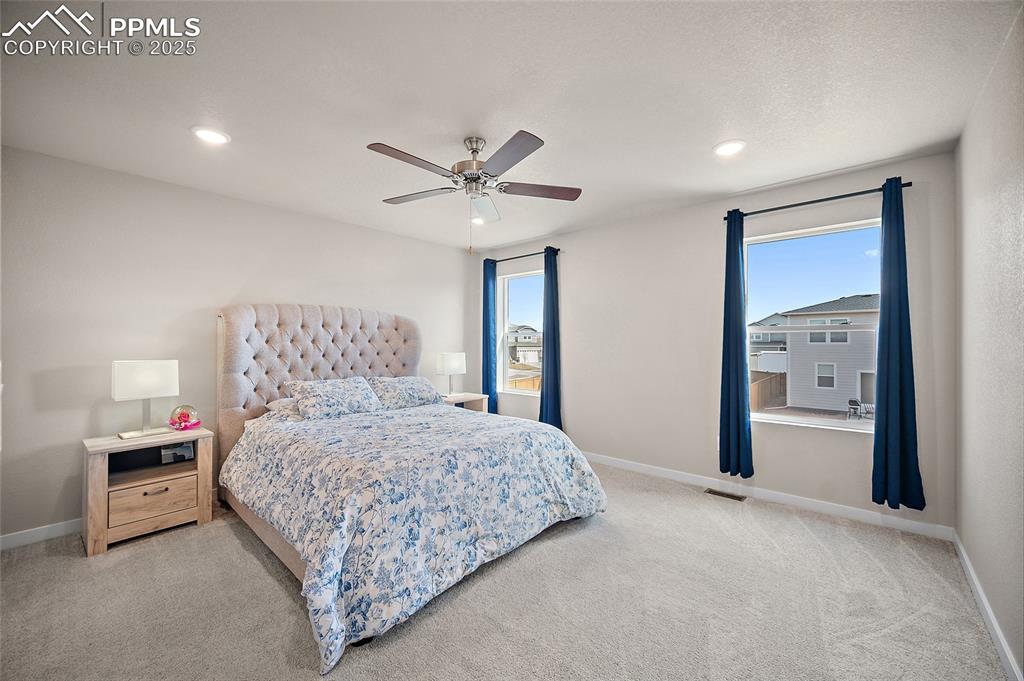 Image 31 of 50: Bedroom