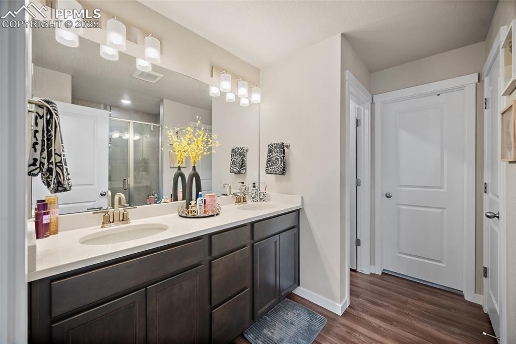 Image 33 of 50: Bathroom