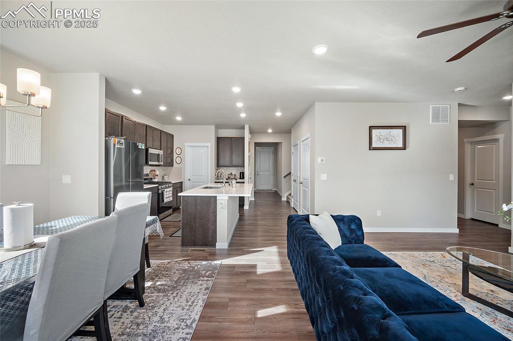 Image 4 of 50: Living Room