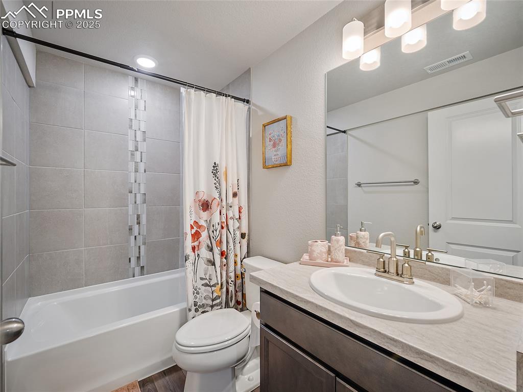 Image 41 of 50: Bathroom