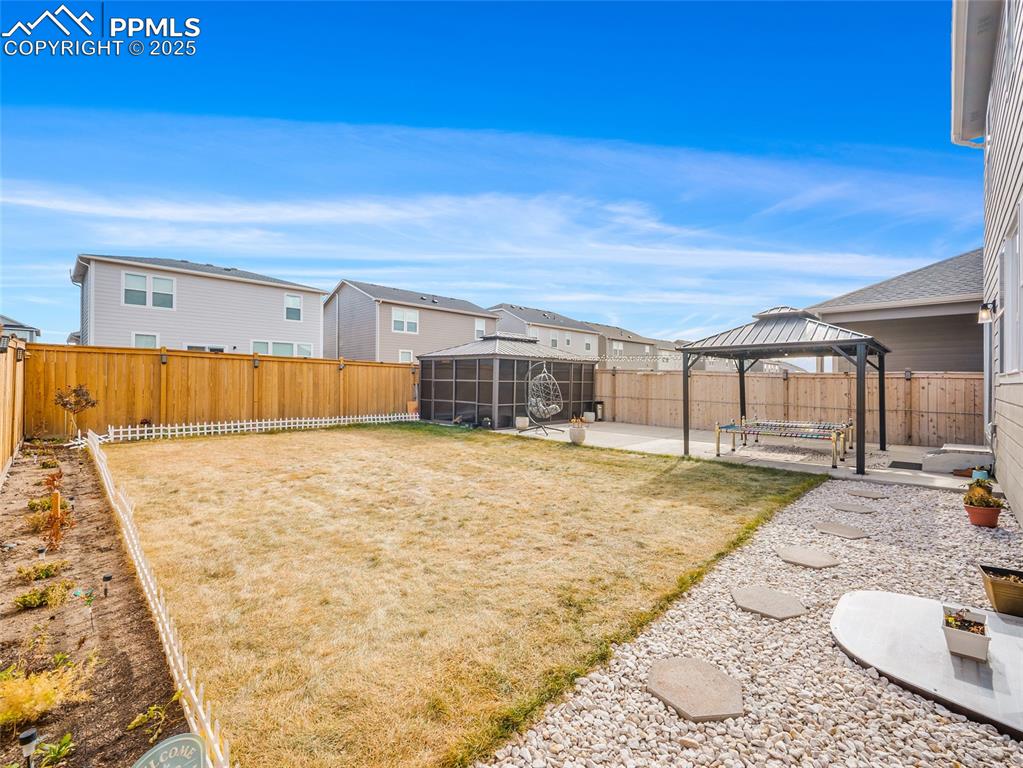 Image 44 of 50: Yard