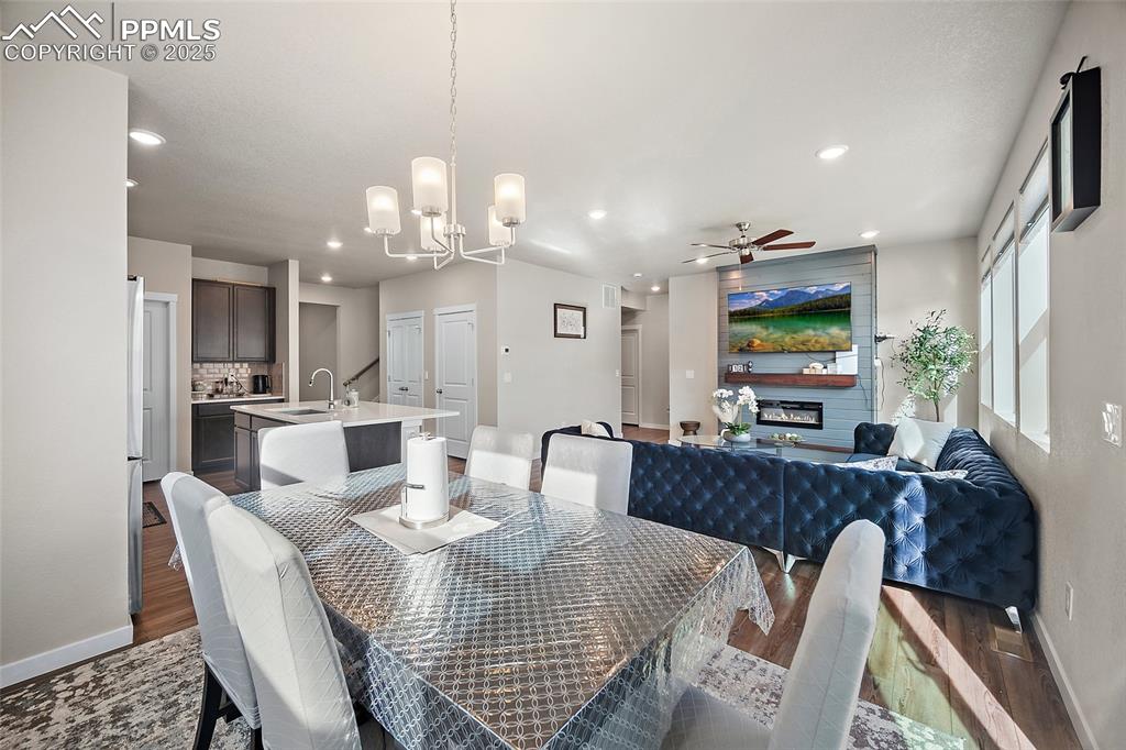 Image 5 of 50: Dining Area