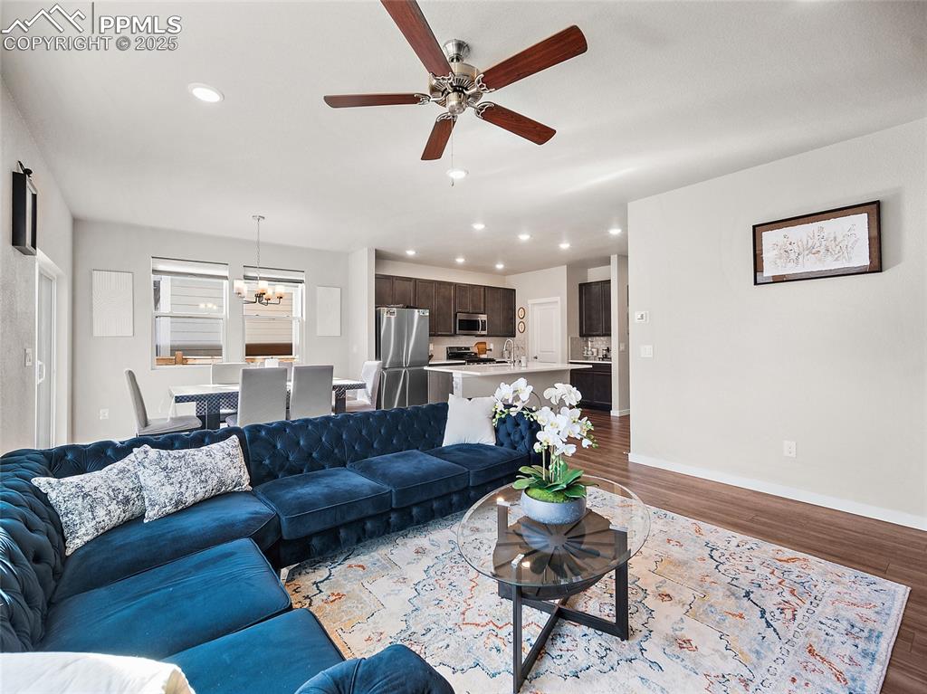 Image 7 of 50: Living Room