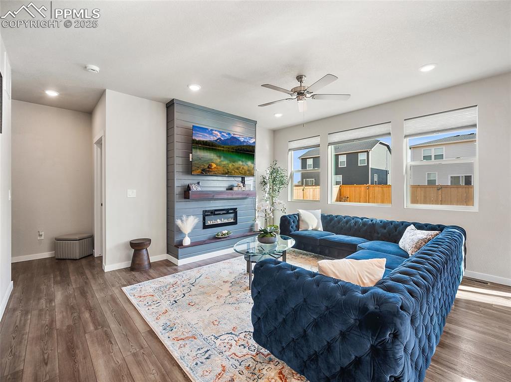 Image 9 of 50: Living Room