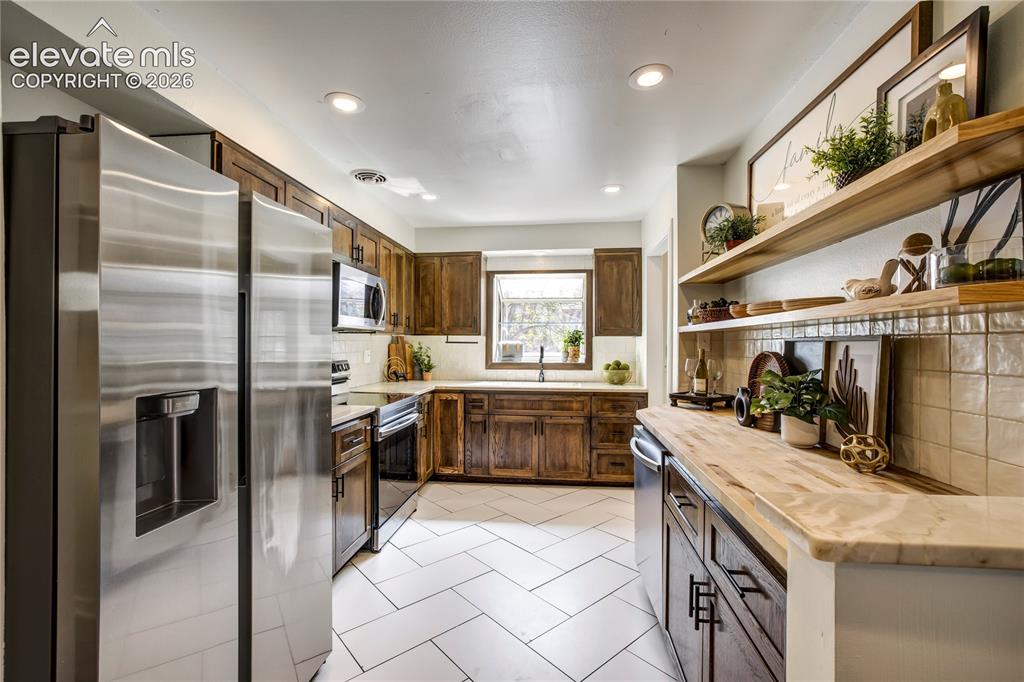 Image 10 of 42: Kitchen