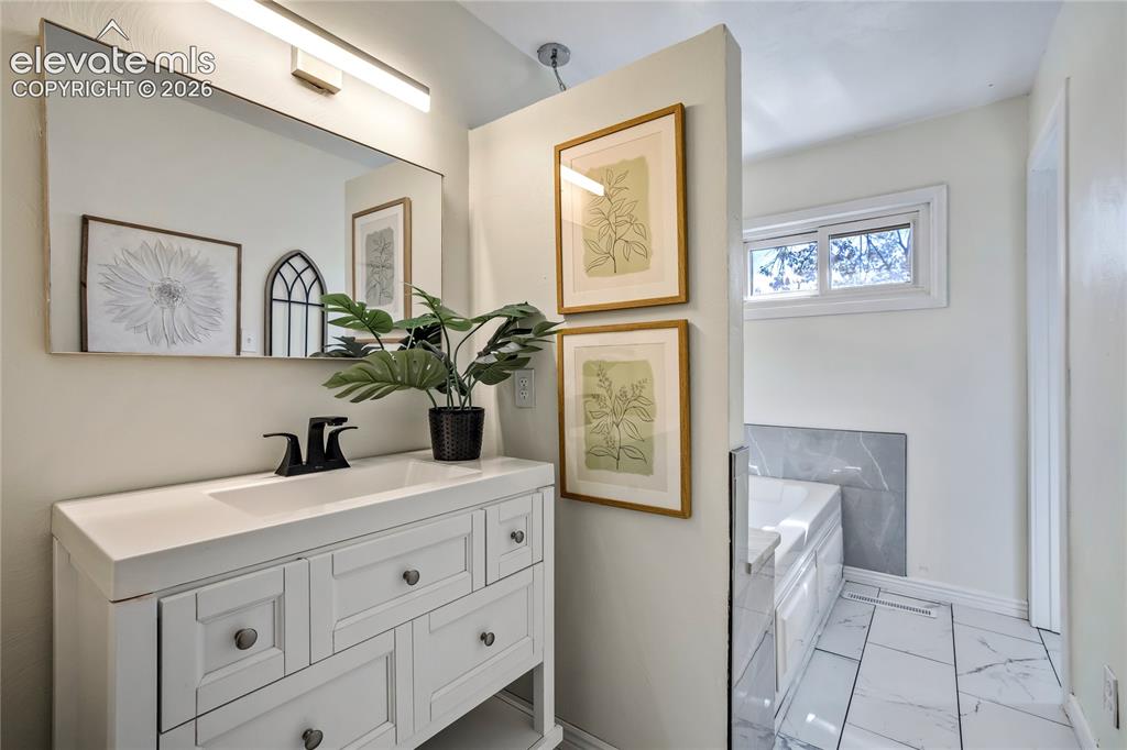 Image 15 of 42: Bathroom
