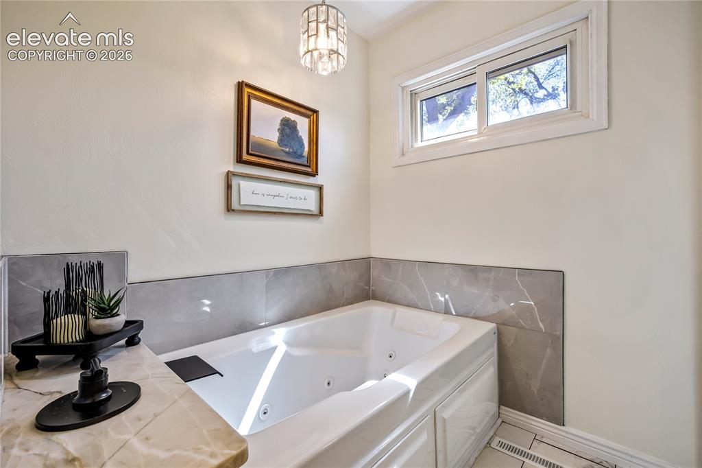 Image 16 of 42: Bathroom