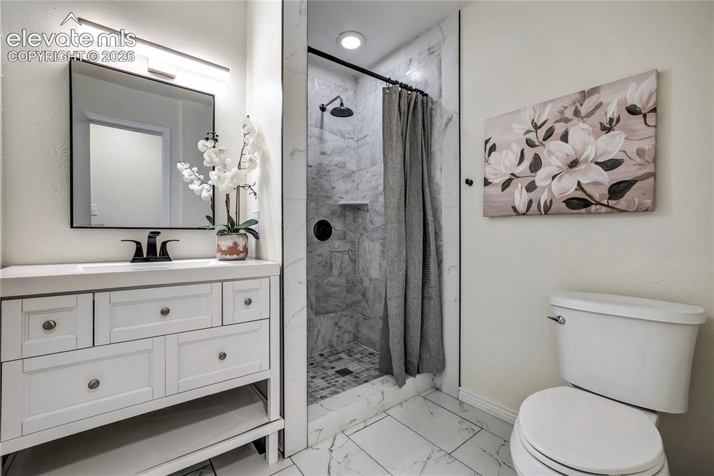 Image 20 of 42: Bathroom