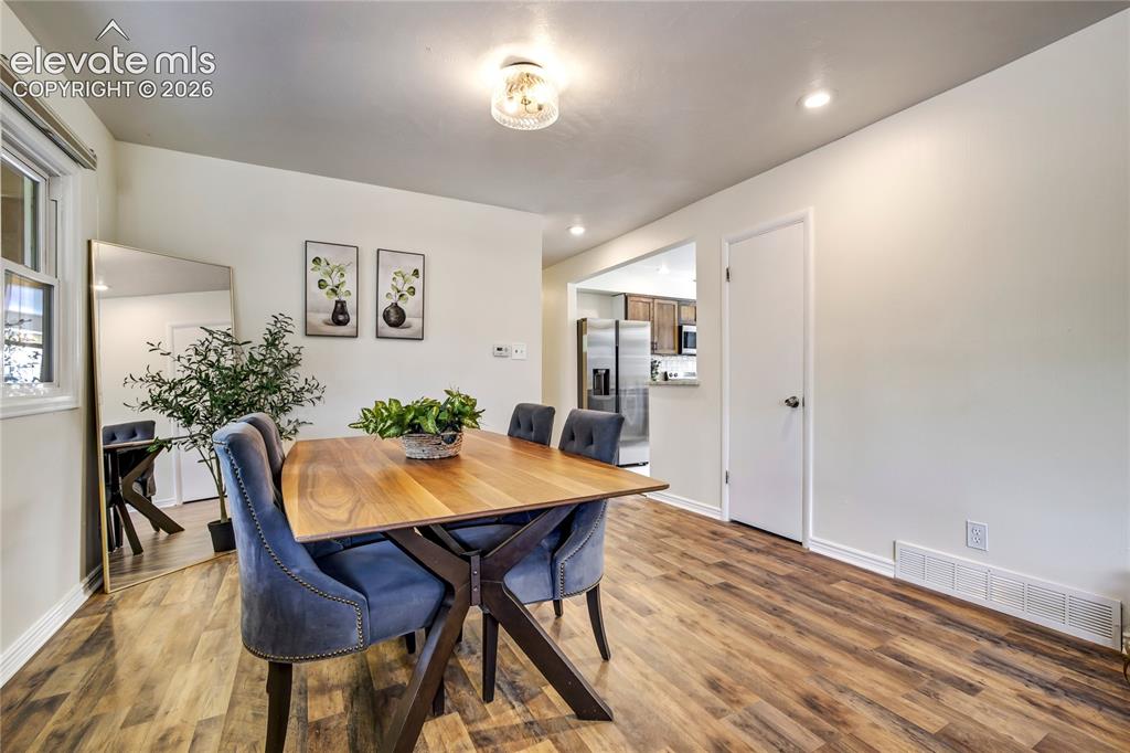 Image 33 of 42: Dining Area