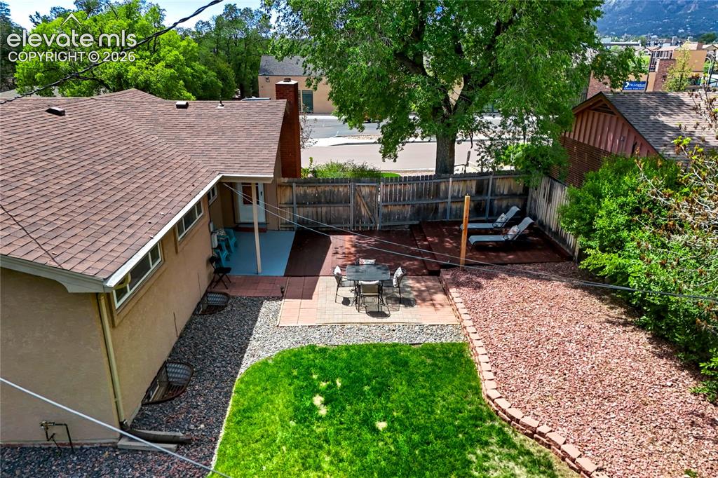Image 40 of 42: Yard