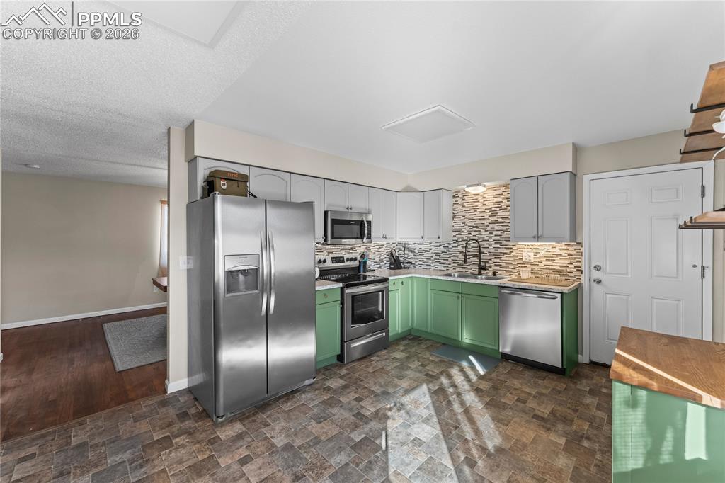 Image 14 of 29: Kitchen