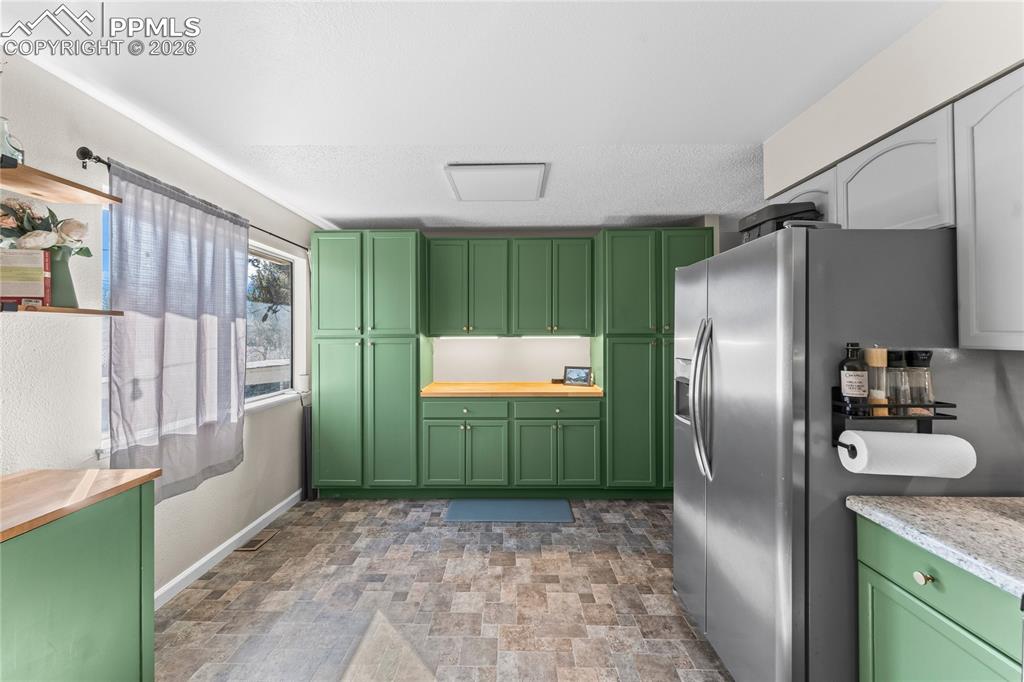 Image 16 of 29: Kitchen