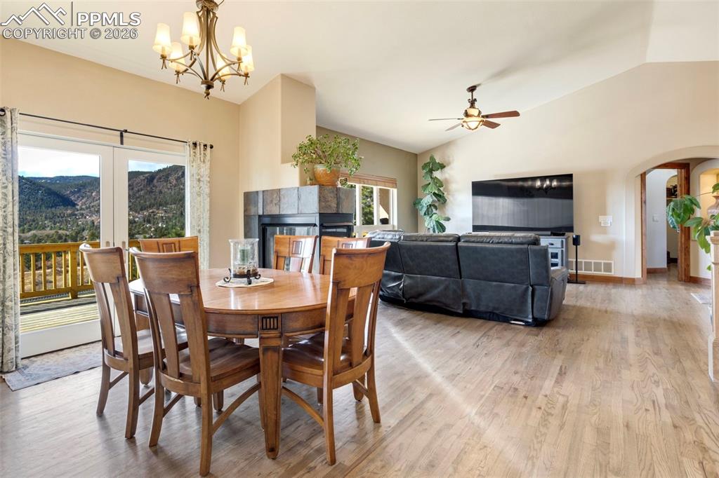 Image 15 of 49: Dining Area