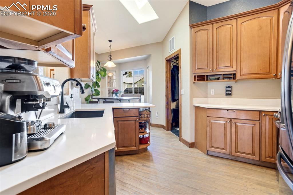 Image 16 of 49: Kitchen