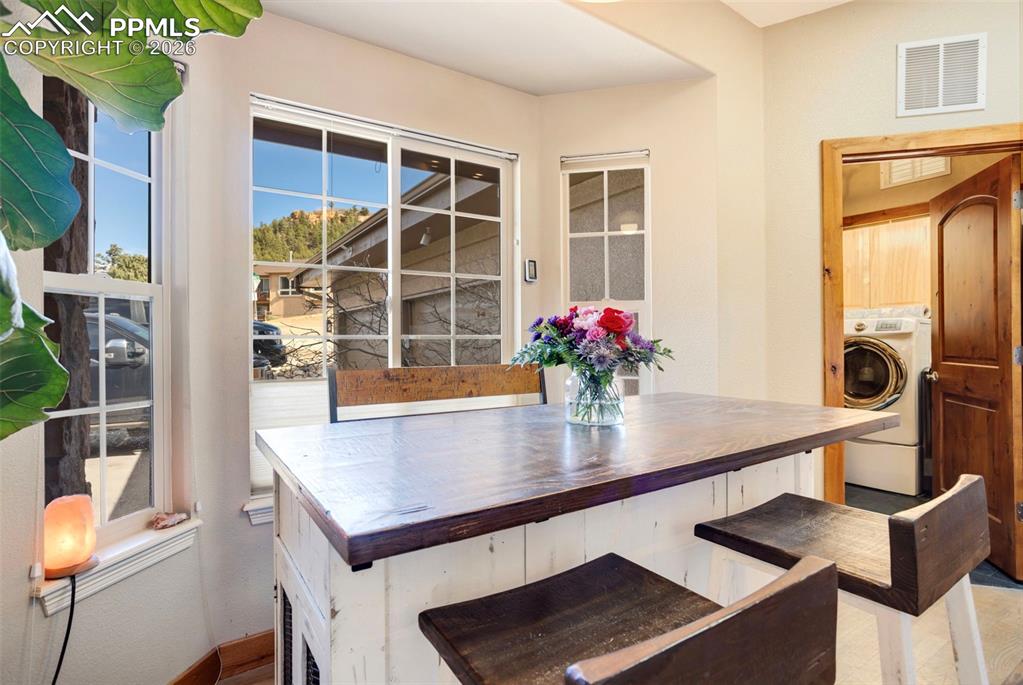 Image 19 of 49: Breakfast Area with rock formation views
