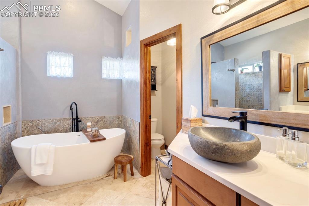 Image 25 of 49: Primary bathroom