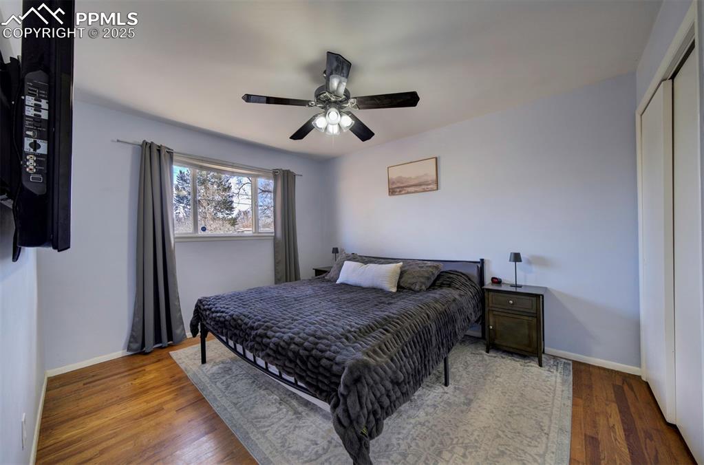 Image 14 of 27: Bedroom