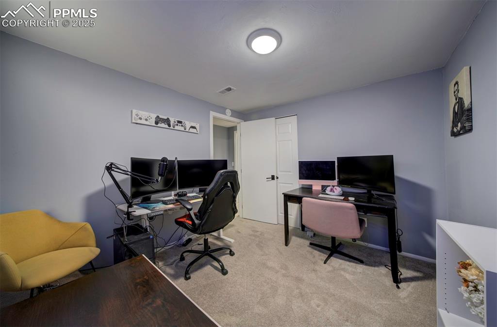 Image 22 of 27: Office