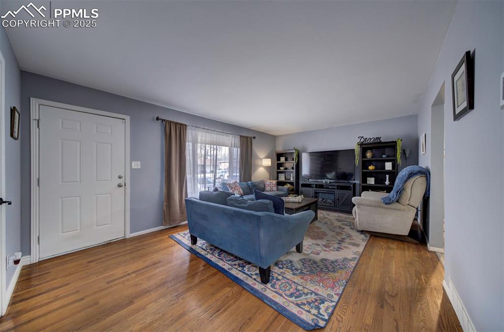 Image 5 of 27: Living Room