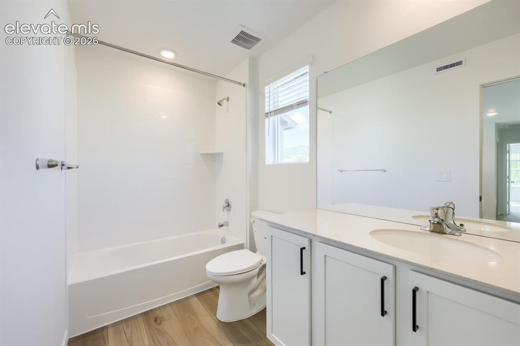 Image 11 of 14: Bathroom
