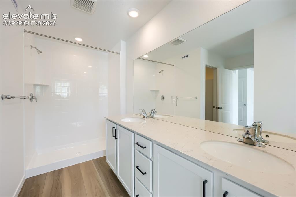 Image 7 of 14: Bathroom